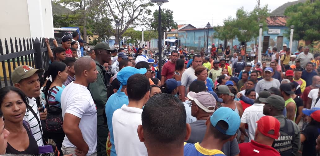 Sucre: Inhabitants of Río Caribe in Sucre take the streets and burning tires near mayor's office of the Arismendi municipality, requesting the removal of the mayor due to constant blackouts
