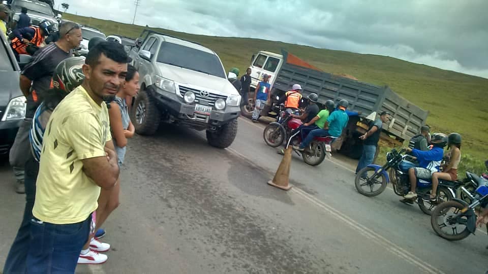 GNB closes the way to indigenous communities, roads near the local airport, are closed by military personnel. The action against the delivery of humanitarian aid in the Indigenous Community of Santo Domingo Bolivar 
