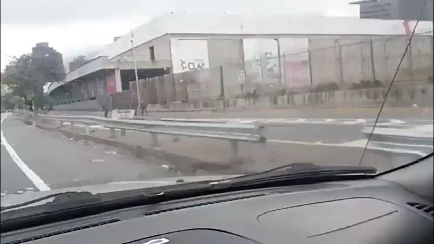 Access to Plaza Venezuela is closed and militarized on Saturday morning 