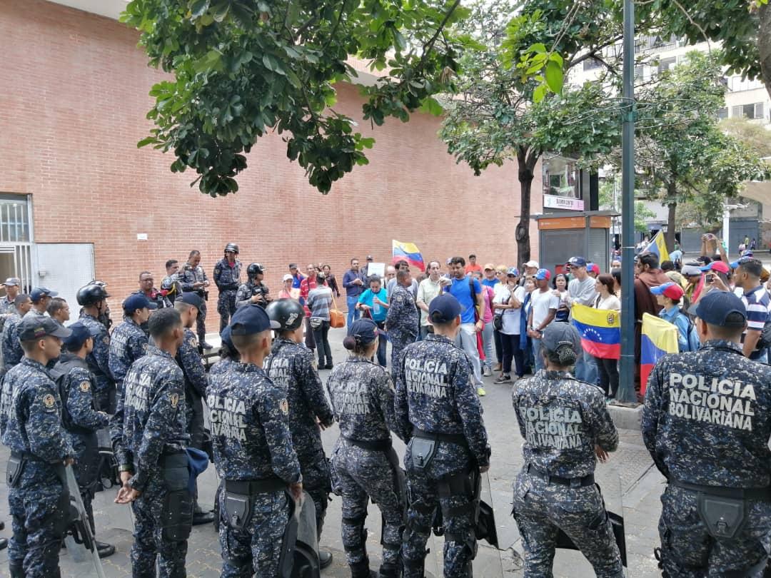 Caracas: Citizens of the Casanova avenue, in Sabana Grande, attend the call of the acting president of Venezuela @jguaido and protest in front of the command of the PNB.