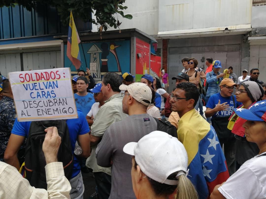 Caracas: Citizens of the Casanova avenue, in Sabana Grande, attend the call of the acting president of Venezuela @jguaido and protest in front of the command of the PNB.