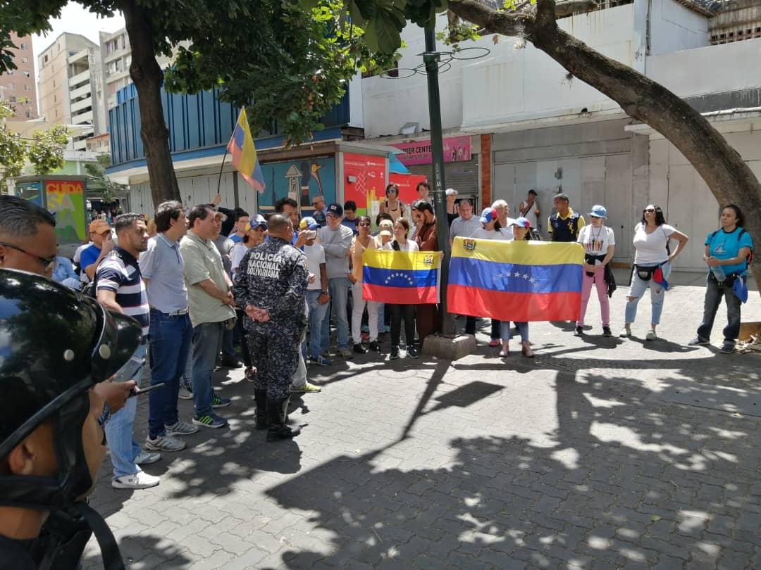 Caracas: Citizens of the Casanova avenue, in Sabana Grande, attend the call of the acting president of Venezuela @jguaido and protest in front of the command of the PNB.