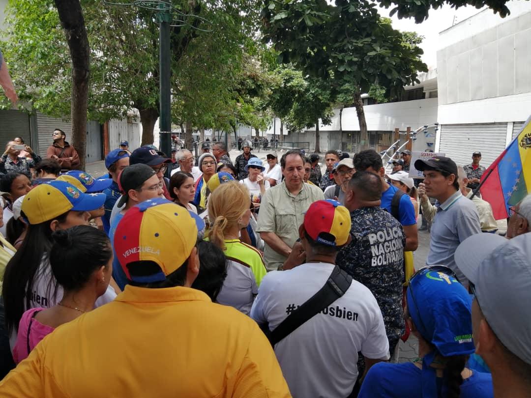 Caracas: Citizens of the Casanova avenue, in Sabana Grande, attend the call of the acting president of Venezuela @jguaido and protest in front of the command of the PNB.