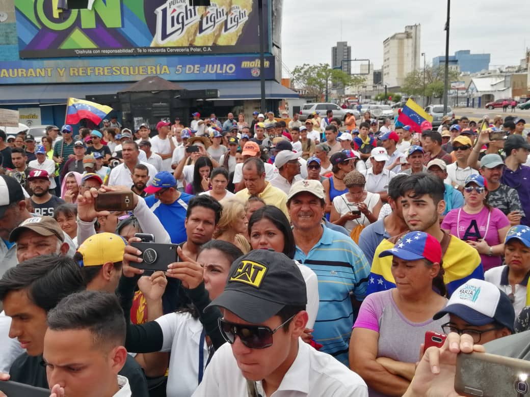 Maracaibo - rally today in support of @jguaido, calling for army to adhere to Constitution 