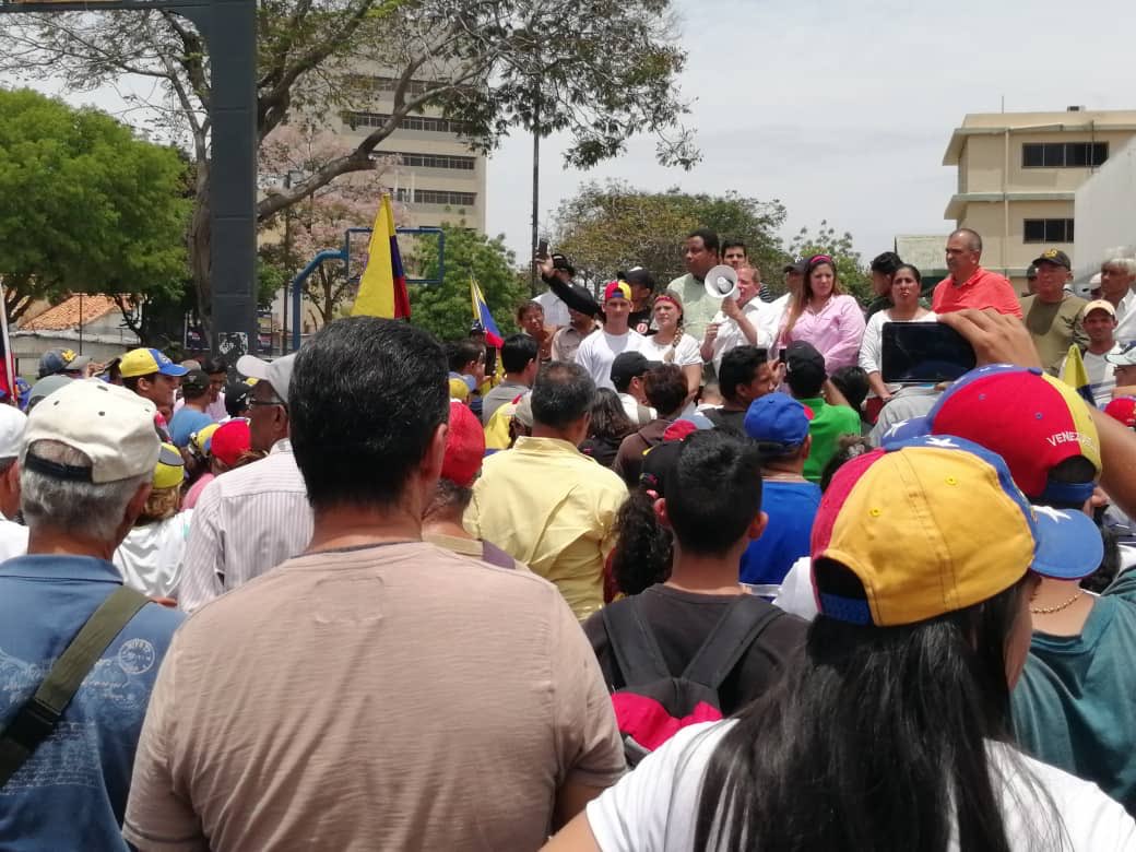 Maracaibo - rally today in support of @jguaido, calling for army to adhere to Constitution 