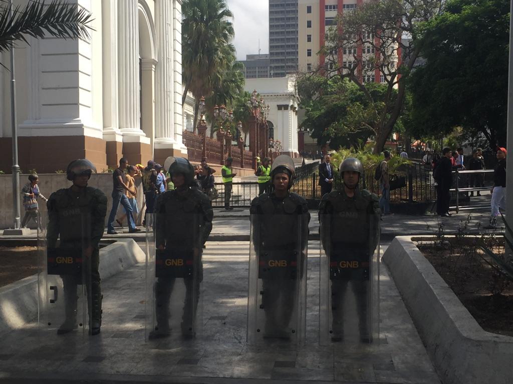 Surroundings of the National Assembly are taken by members of the National Guard, who denied access to the press to cover the session on Tuesday. Until now, only MPs have been able to enter.
