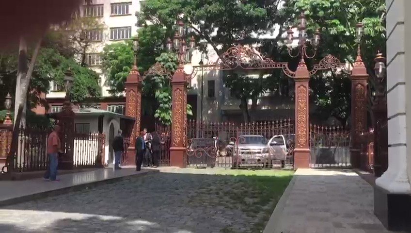 The acting president of Venezuela @jguaido managed to enter the facilities of the National Assembly. However, journalists remain in the vicinity of the Parliament after being denied entry by police officials.