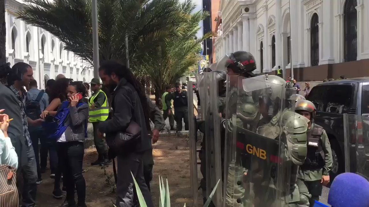National Guard prevents access to the media who have to cover the National Assembly session. On the orders of Defense Ministry 
