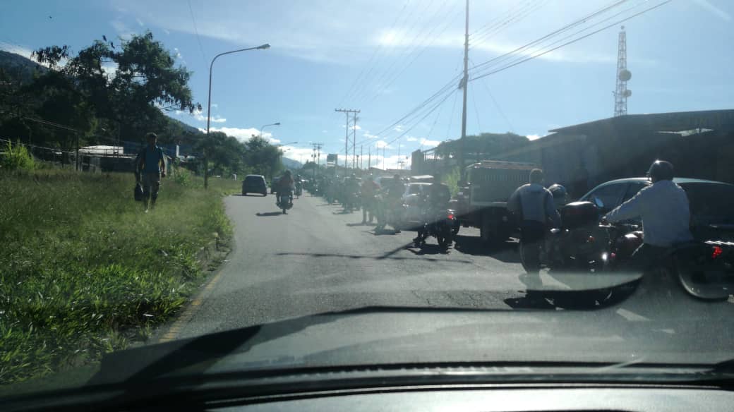 Citizens of Merida has more than 3 days waiting in line to get gasoline. Merida