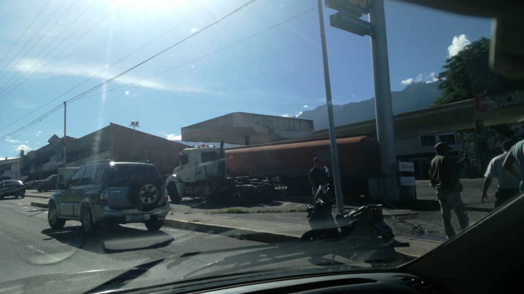 Citizens of Merida has more than 3 days waiting in line to get gasoline. Merida