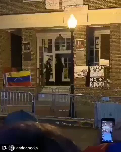 At the moment the authorities of the Metropolitan Police of Washington DC and federal agents are in the vicinity of the Embassy of Venezuela in the US to get the supporters of Maduro out of these facilities.
