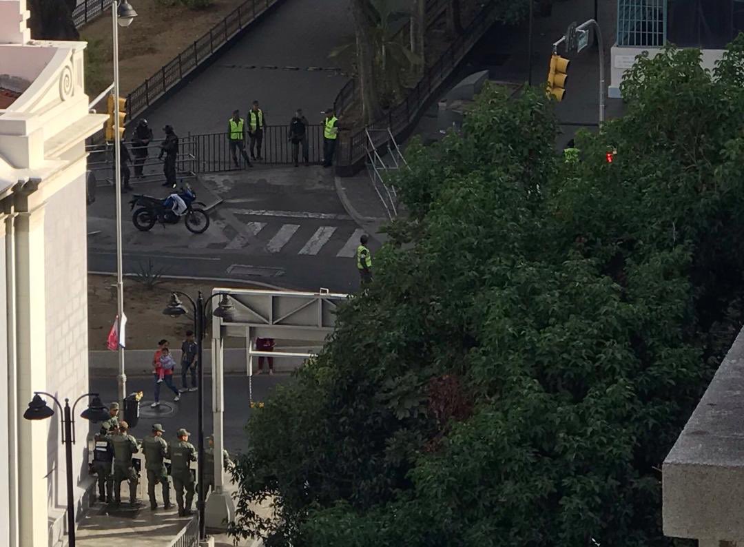 The surroundings of the @AsambleaVE are blocked by National Guard(GNB) officials