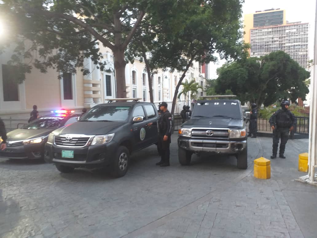 SEBIN agents still cordoning Venezuelan parliament and not letting anyone in