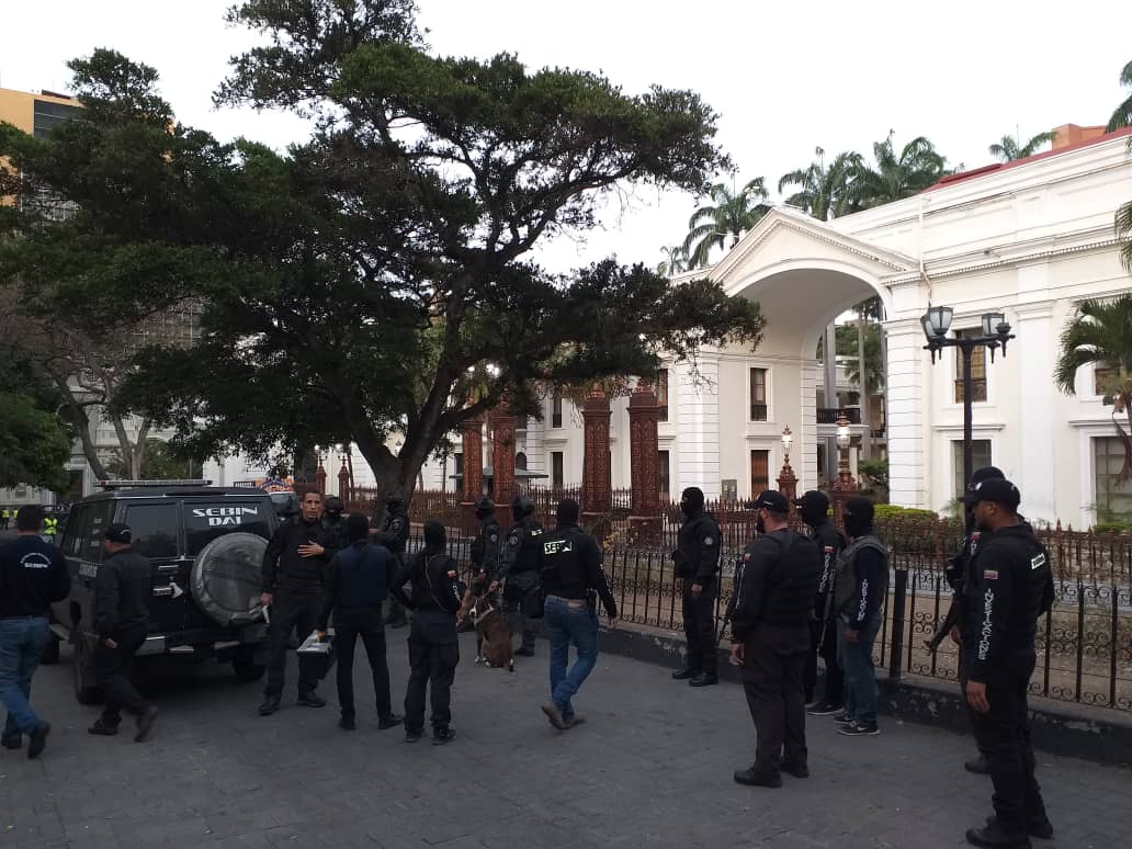 SEBIN agents still cordoning Venezuelan parliament and not letting anyone in