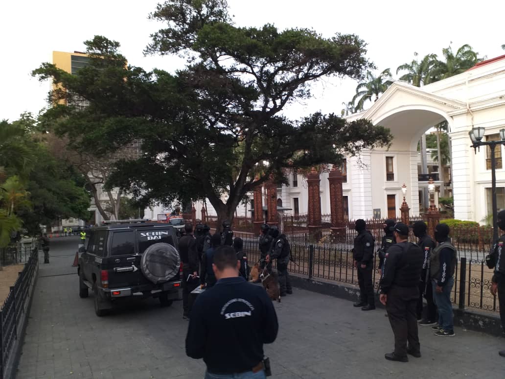 SEBIN agents still cordoning Venezuelan parliament and not letting anyone in