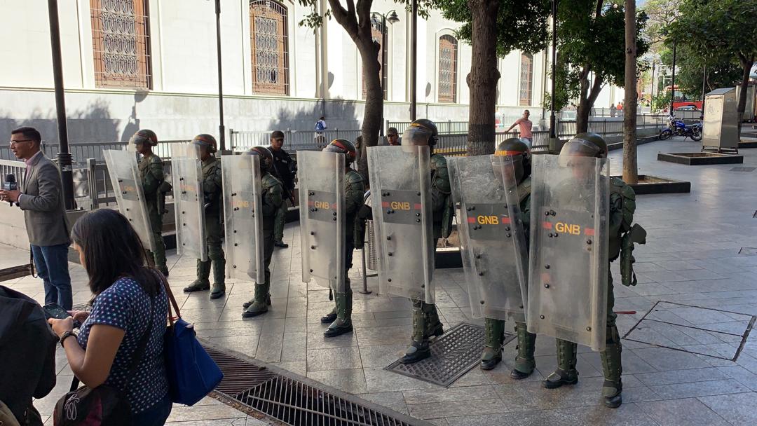 Caracas: National Guard prohibits the passage to journalists to the @AsambleaVE. Only MPs and parliamentary staff can enter. Photo: @mgutierrezphoto