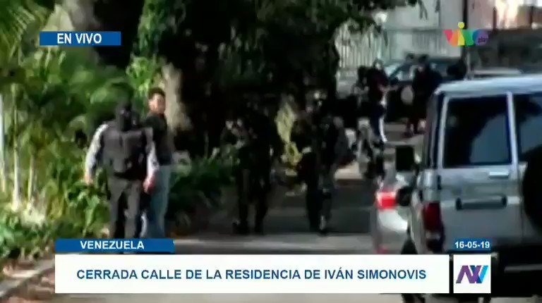 This happens outside the residence of the commissioner @Simonovis. His wife does not know where he is, Vilca Fernandez says he fled.