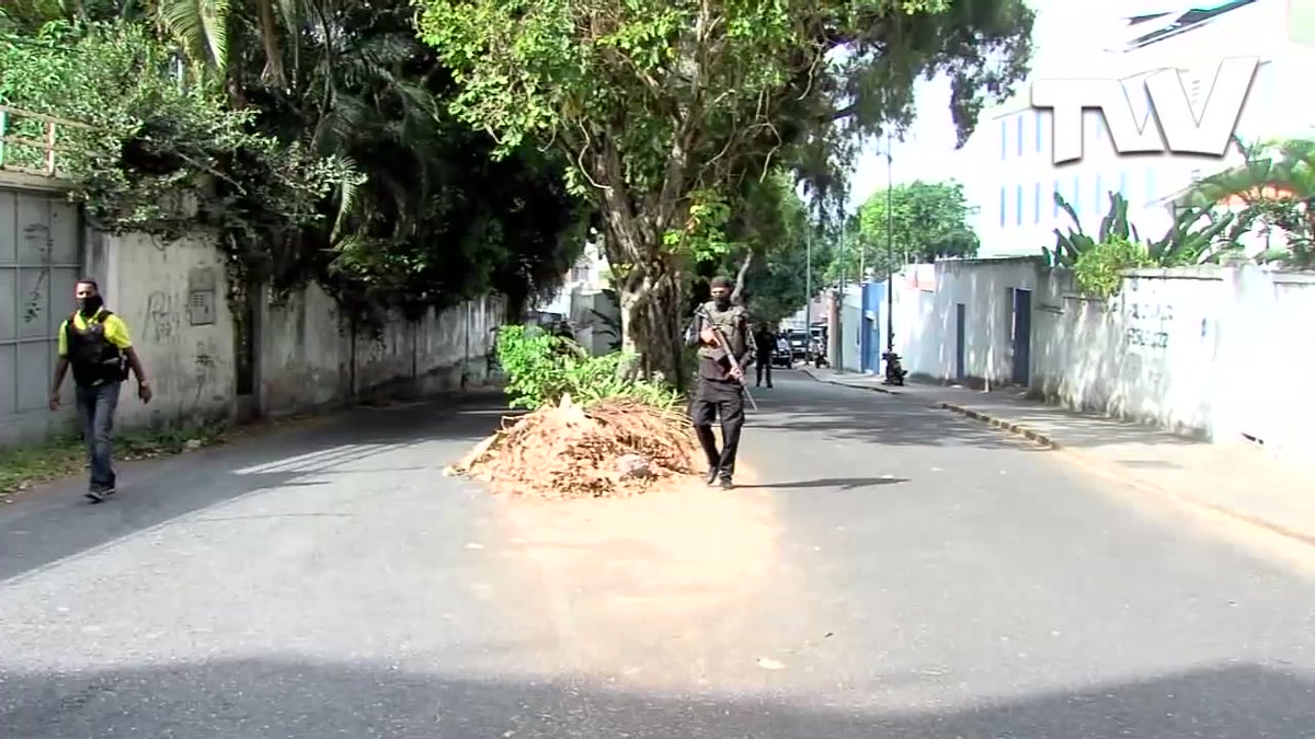 Sebin officials ordered the cameras of the press team of @vivoplaynet and @TVVnoticias to be turned off while they were in the vicinity of the residence of the political prisoner Iván @Simonovis.