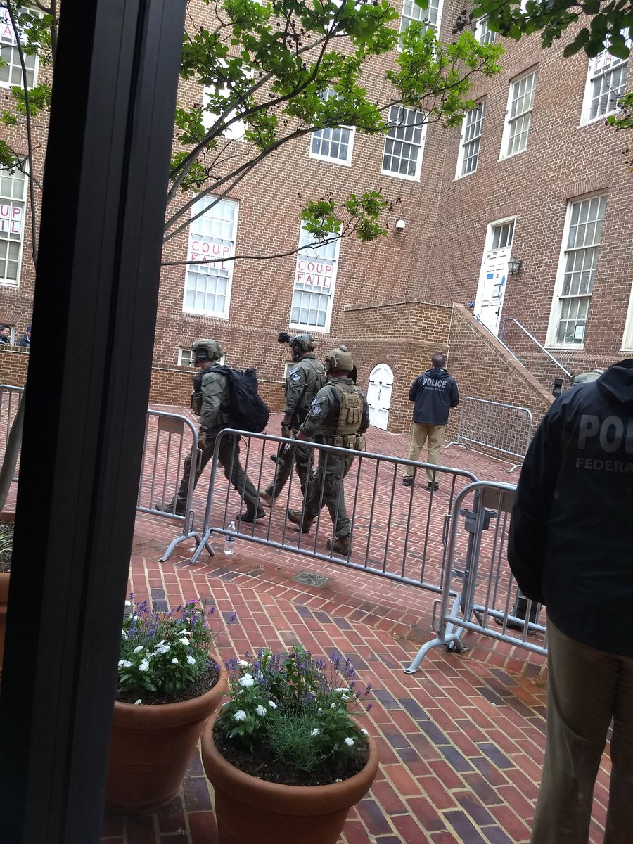 Venezuelan Embassy: police breaking the door