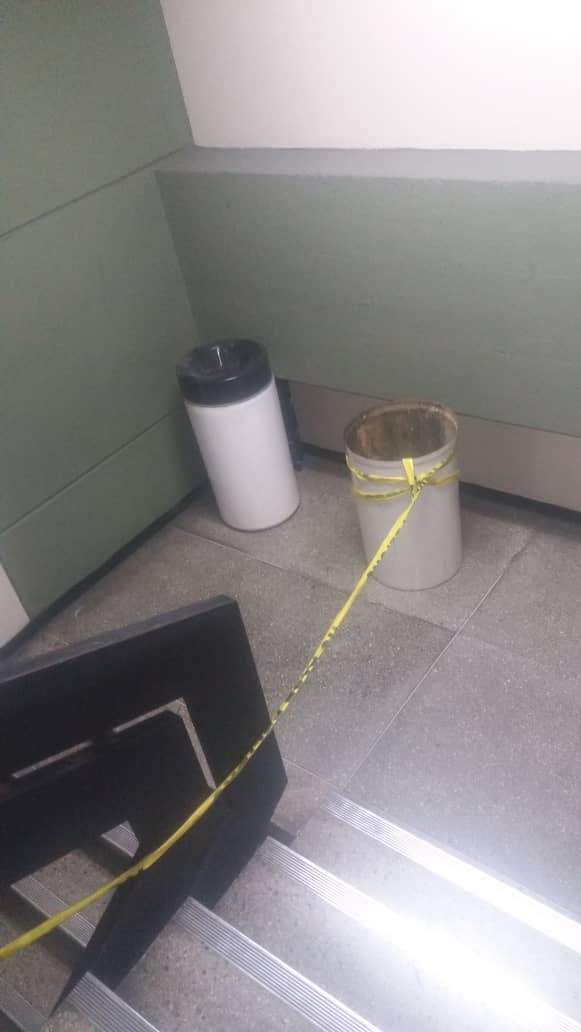 The administrative building of the AN was evicted after a presumable explosive device (briefcase) was found behind a trash can in the basement 2 and 3 of Pajaritos. They wait for bomb squad of of Sebin