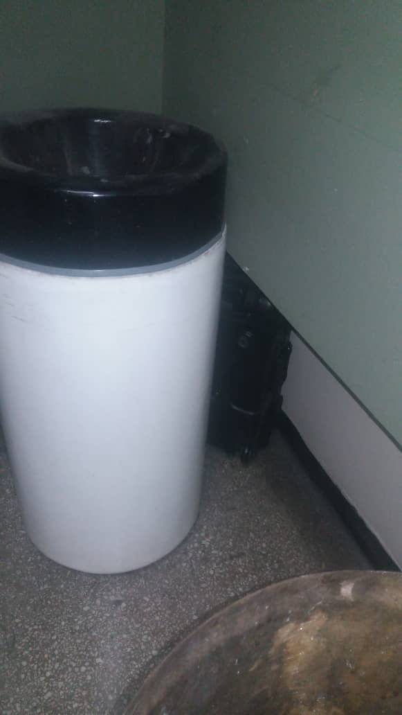The administrative building of the AN was evicted after a presumable explosive device (briefcase) was found behind a trash can in the basement 2 and 3 of Pajaritos. They wait for bomb squad of of Sebin