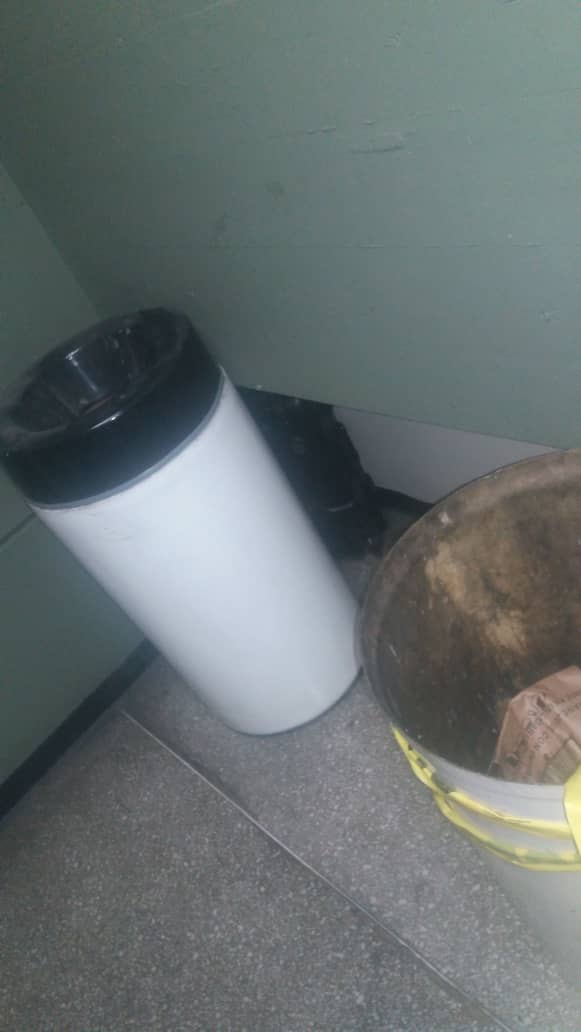 The administrative building of the AN was evicted after a presumable explosive device (briefcase) was found behind a trash can in the basement 2 and 3 of Pajaritos. They wait for bomb squad of of Sebin