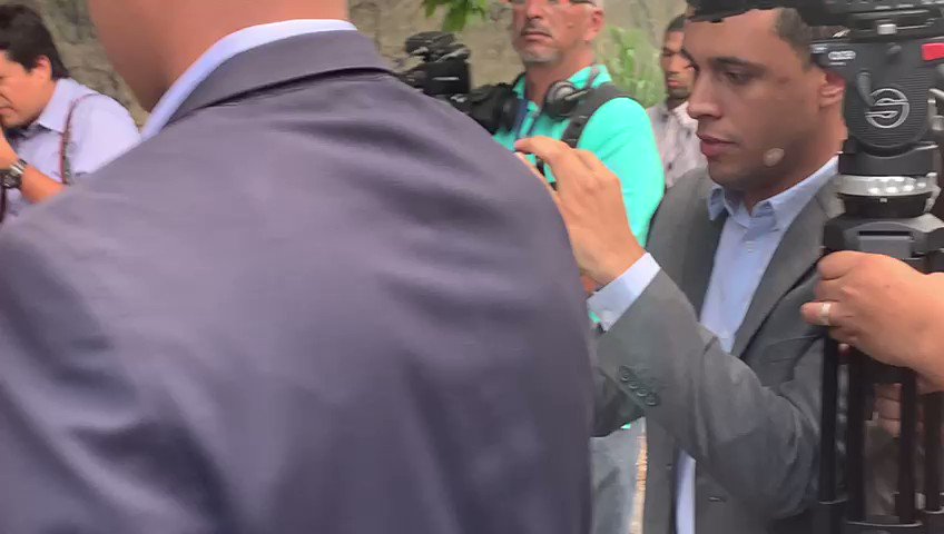 Officials of the Sebin forces order journalists to withdraw from the vicinity of the home of Iván Simonovis (Vía: @oliverandresfz) 16May