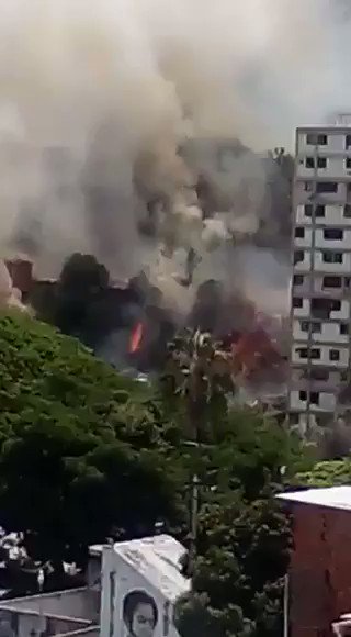 A large fire is recorded at this time in the urbanization 23 de Enero, west of Caracas. Firefighters of the Capital District and Civil Protection are fighting the flames.