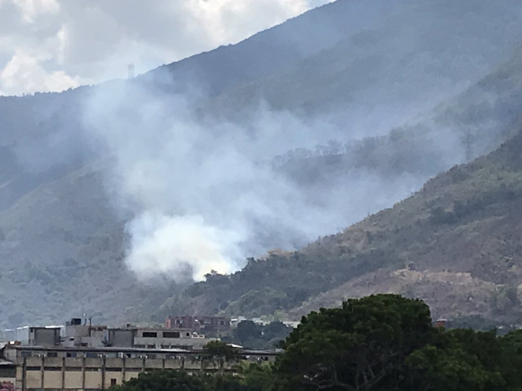 Caracas: Incendio AVila Más imágenes del incendio en El Ávila  