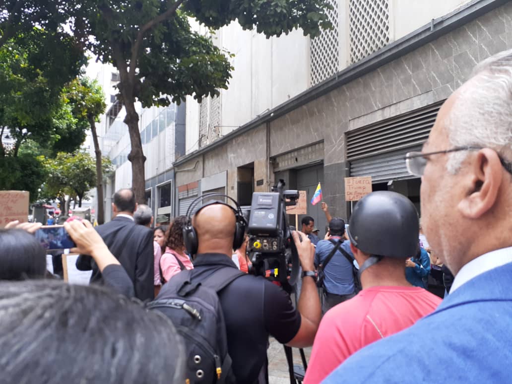 The siege of Legislative palace by officials continue, journalists access prohibited 