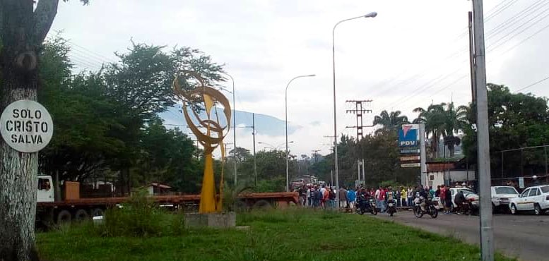 Tachira: Taxistas protestan y cierran vía en estación de combustible ubicada en Av Marginal del Torbes, San Cristóbal. Manifiestan que tienen días esperando para surtir gasolina y no han podido.