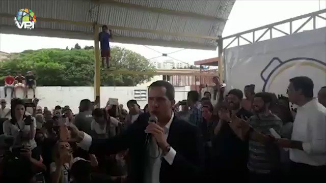 During his visit to Barquisimeto, Acting President of Venezuela @jguaido met with the citizens after visiting a Rescate Venezuela camp in the Santa Isabel sector after visiting some service stations to verify the gasoline crisis in the area.