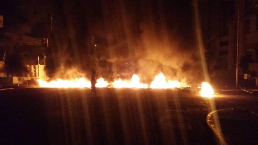 27May Durante la madrugada de este lunes se registraron protestas en distintas zonas del estado Zulia por las fallas eléctricas registradas en la entidad. Ciudadanos denuncian que pasan hasta 30 horas sin luz.     