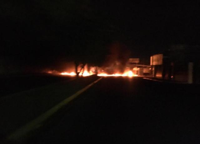 27May Durante la madrugada de este lunes se registraron protestas en distintas zonas del estado Zulia por las fallas eléctricas registradas en la entidad. Ciudadanos denuncian que pasan hasta 30 horas sin luz.     