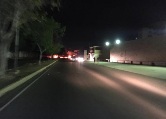 27May Durante la madrugada de este lunes se registraron protestas en distintas zonas del estado Zulia por las fallas eléctricas registradas en la entidad. Ciudadanos denuncian que pasan hasta 30 horas sin luz.     