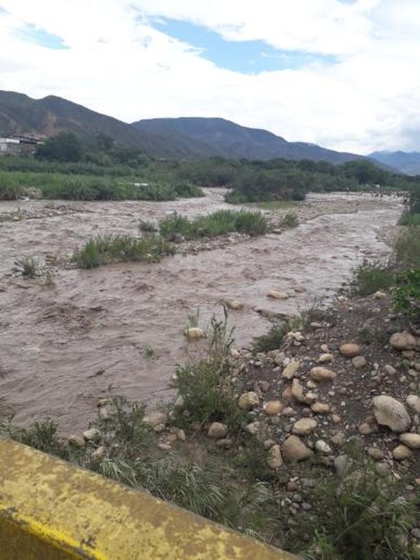 Due to the heavy rains of the last 24 hours, the Táchira River grew, making it difficult to cross the trails, at this time thousands of Venezuelans try to cross the Simón Bolívar Tachira International Bridge.