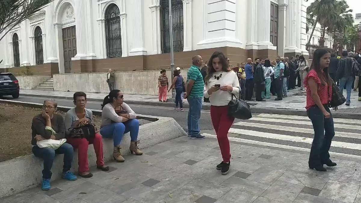 Surroundings of the Federal Legislative Palace in Caracas at 9 a.m: GNB members have blocked access to National Assembly for workers, MPs and press.