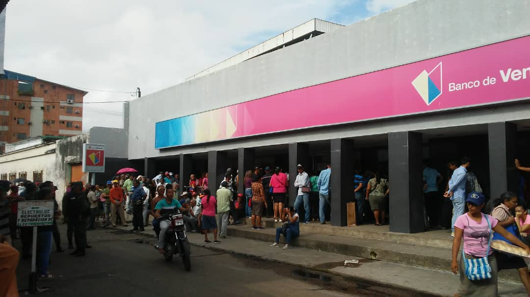 Apure: Banking entities remain inoperative after suspension of Internet service. Users stay at the doors of banks waiting for them to reactivate the financial service