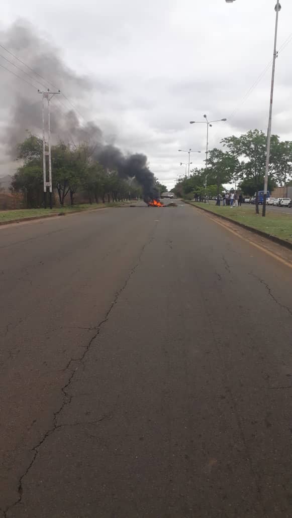 Bolívar: Drivers protest in Fuerzas Armadas Avenue in Puerto Ordaz, in the Bolívar state, in the face of a shortage of gasoline. Citizens have been lined up for hours and the station near the avenue is closed.
