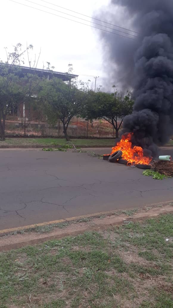 Bolívar: Drivers protest in Fuerzas Armadas Avenue in Puerto Ordaz, in the Bolívar state, in the face of a shortage of gasoline. Citizens have been lined up for hours and the station near the avenue is closed.