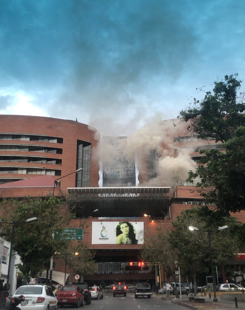 2Jun 6:20 pm A fire develops in the San Ignacio CC, apparently in the Gymnasium that works in that place, so far no injured or victims are reported only material damage, firefighters and officials of Civil Protection and Health Chacao on the site.
