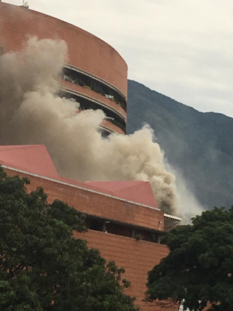 2Jun 6:20 pm A fire develops in the San Ignacio CC, apparently in the Gymnasium that works in that place, so far no injured or victims are reported only material damage, firefighters and officials of Civil Protection and Health Chacao on the site.
