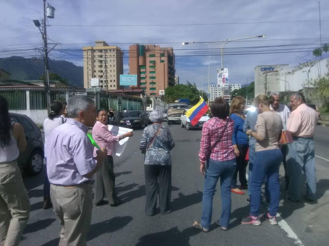 Trujillo: The protesters have closed vehicular traffic in both directions of Avenida Bolívar. They allow the passage every five minutes, because their intention is to be heard by the authorities