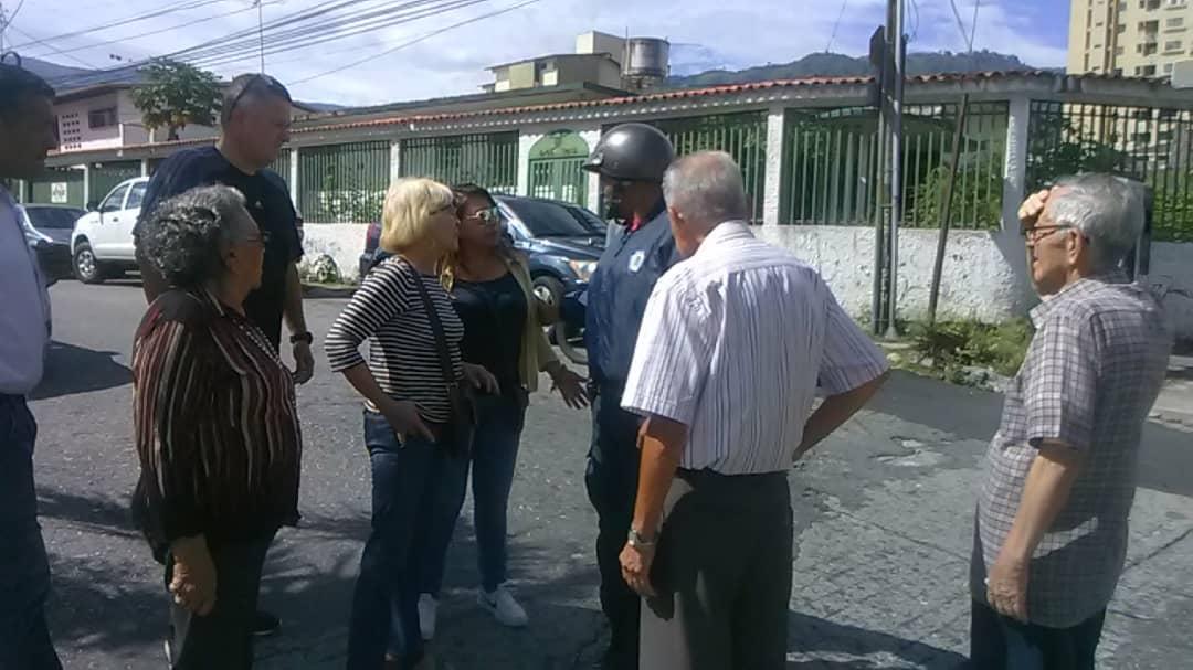 Trujillo: The protesters have closed vehicular traffic in both directions of Avenida Bolívar. They allow the passage every five minutes, because their intention is to be heard by the authorities