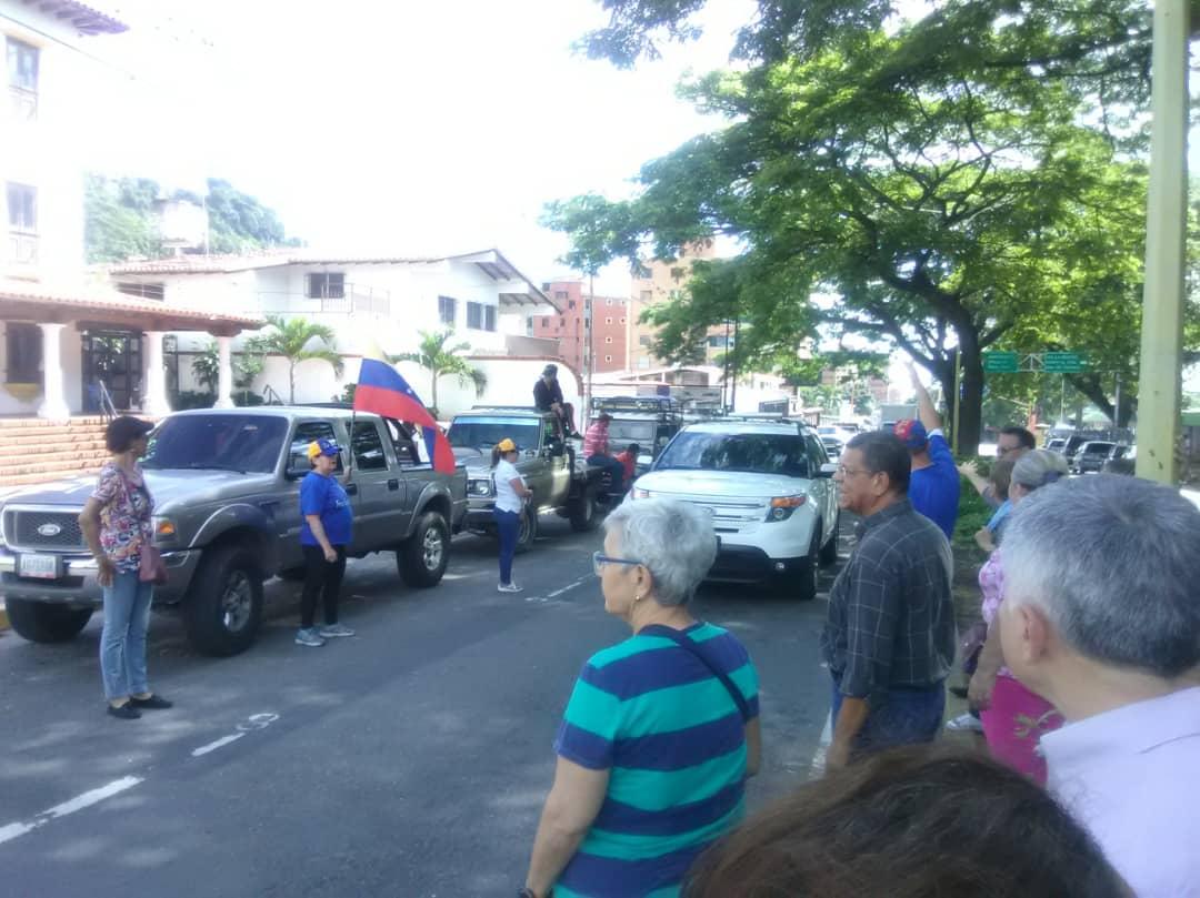 Trujillo: The protesters have closed vehicular traffic in both directions of Avenida Bolívar. They allow the passage every five minutes, because their intention is to be heard by the authorities