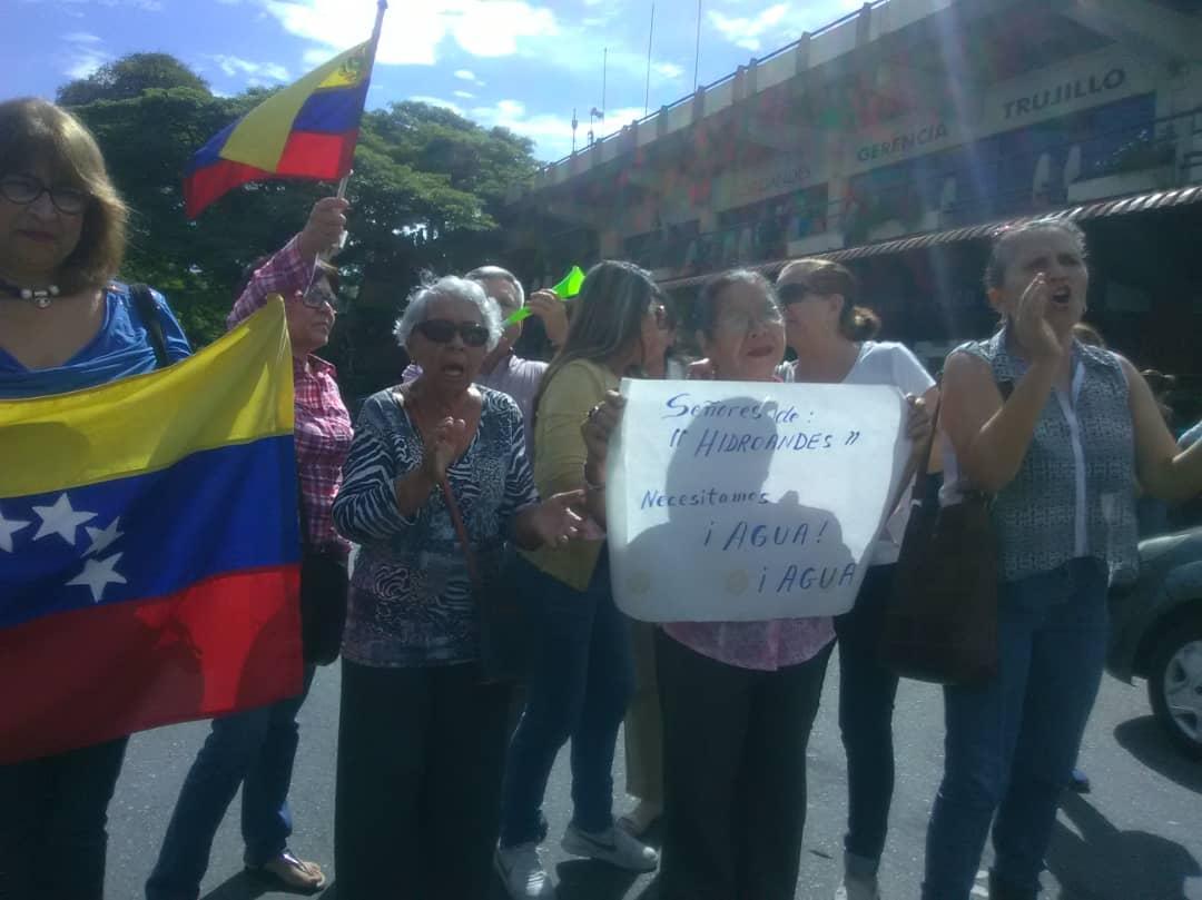 Trujillo: The protesters have closed vehicular traffic in both directions of Avenida Bolívar. They allow the passage every five minutes, because their intention is to be heard by the authorities