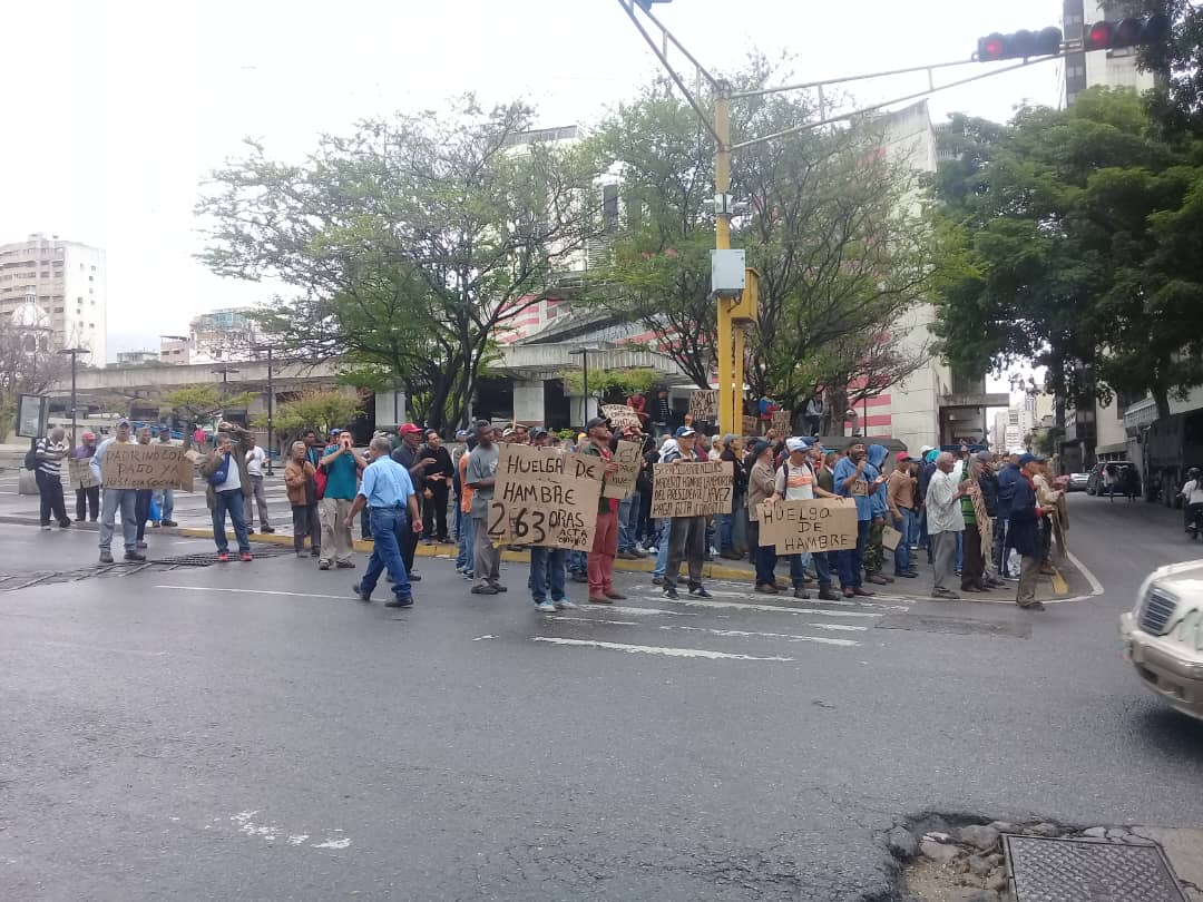 Workers of PDVSA remain on hunger strike and protest in the vicinity of Plaza La Moneda, behind BCV, demanding payment of outstanding salaries.