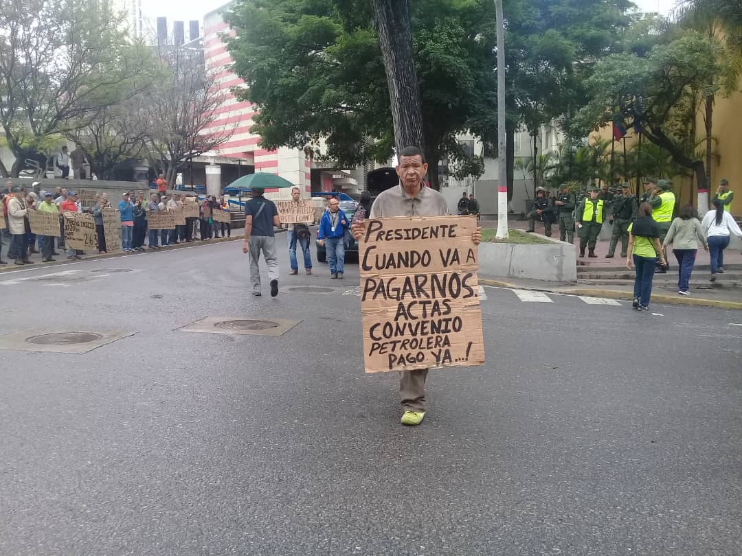 Workers of PDVSA remain on hunger strike and protest in the vicinity of Plaza La Moneda, behind BCV, demanding payment of outstanding salaries.