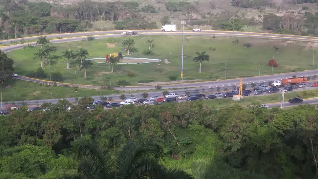 Lara: collapse in the av. Ribereña de Barquisimeto for protests over the shortage of public services