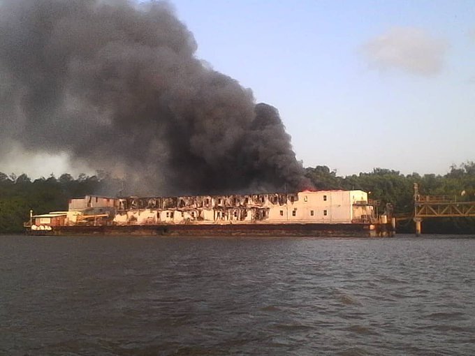 In the early hours of the morning, the accommodation barge La Tonina, property of Pdvsa Petrowarao, caught fire. There were no victims, the workers left on time. Pedernales - Delta Amacuro State.